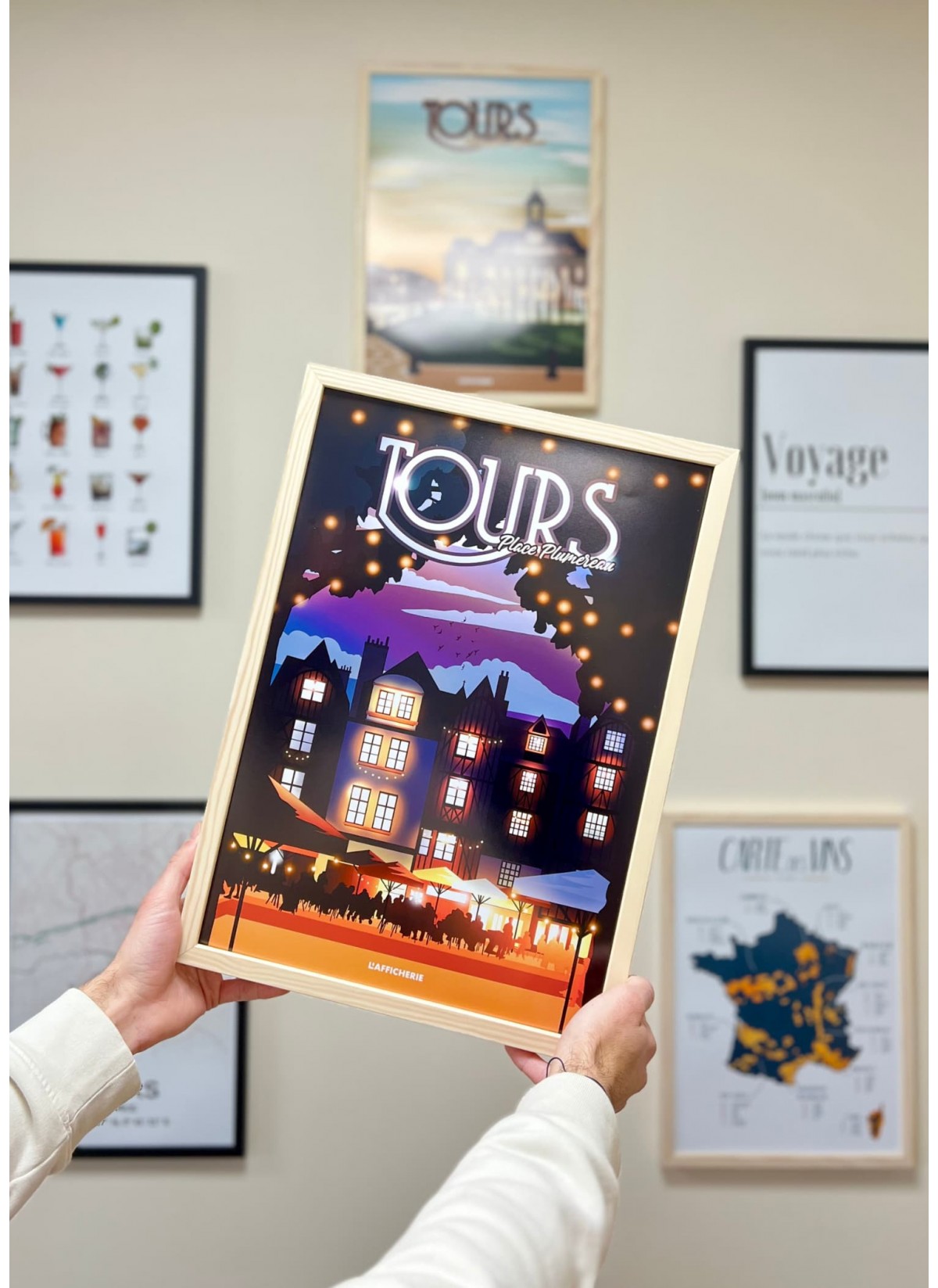 Affiche ville Tours : Place Plumereau nuit, idée cadeau pour un tourangeau |  L’Afficherie