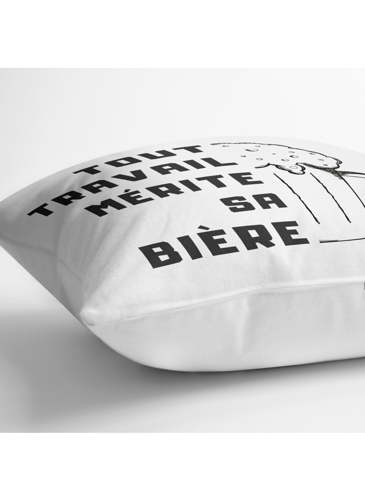 Coussin Tout travail mérite sa bière